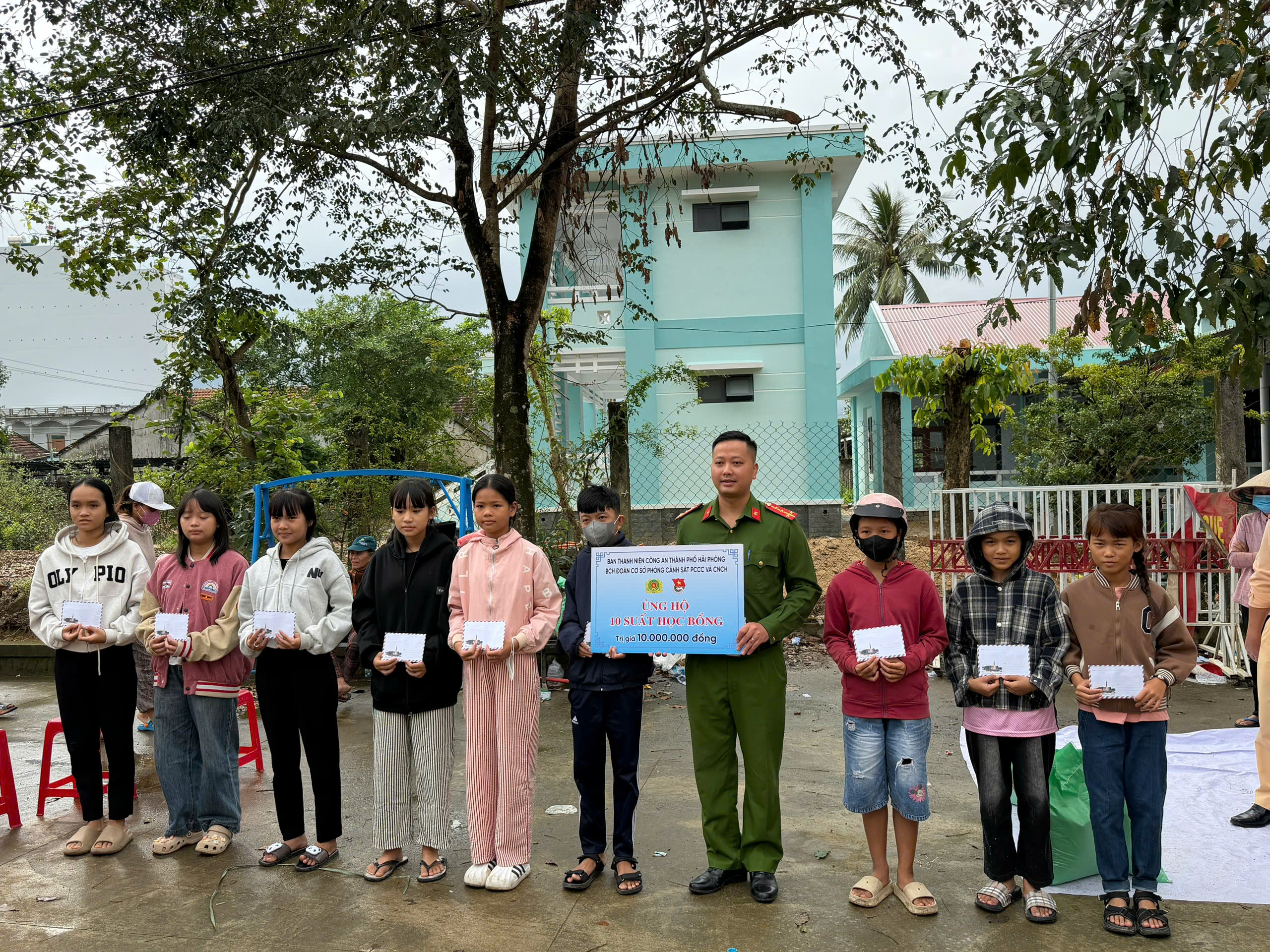 Đoàn cơ sở Phòng Cảnh sát PCCC và CNCH thăm, tặng quà bà con vùng lũ tại Đắk Lắk